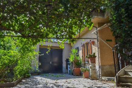 Foto Rustico in Strada Valle San Pietro, Pecetto Torinese di 180 m²