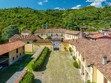 Foto Rustico in via cinta, Cellatica Centro di 1900 m² con 20 locali