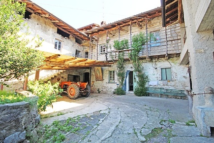 Foto Rustico in via Formorone, Caprino Bergamasco di 520 m² con 16 locali