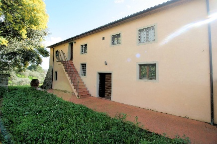 Foto Rustico a Lamporecchio Centro di 300 m² con 11 locali in vendita