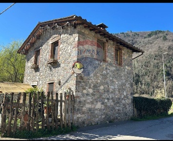 Foto Rustico a Borgo a Mozzano Diecimo di 91 m² con 4 locali in vendita