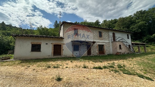 Foto Rustico in Via Flaminia Nord - Frazione Palazzaccio, Foligno di 250 m²