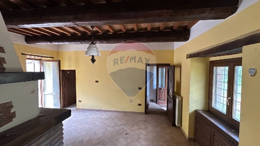 Foto Rustico in Via Flaminia Nord - Frazione Palazzaccio, Foligno di 250 m²