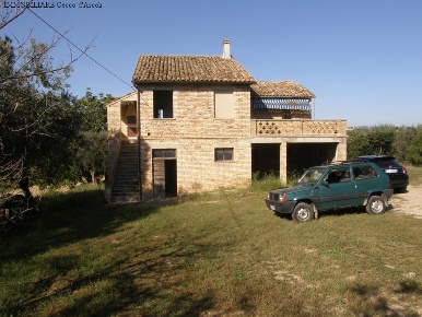 Foto Rustico a Monsampolo del Tronto di 150 m² con 8 locali in vendita