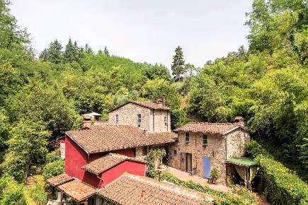 Foto Rustico a Buggiano Colle Di Buggiano di 420 m² con 18 locali