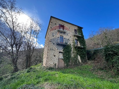 Foto Rustico a Roccamontepiano San Rocco di 300 m² con 11 locali in vendita