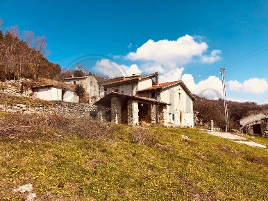Foto Rustico in Via Vallemammoli, Santopadre di 280 m² con 11 locali