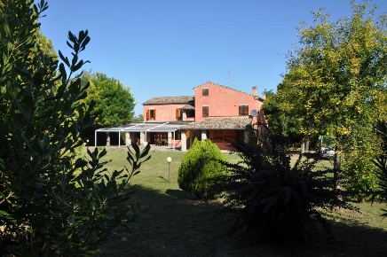 Foto Rustico a Montegiorgio di 375 m² con 15 locali in vendita