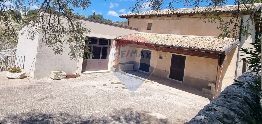 Foto Rustico in c/da Giafante, Ragusa Conservatore - San Giacomo di 350 m²