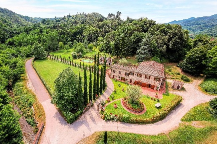 Foto Rustico a Lucca Monte San Quirico - Tre Cancelli di 900 m² in vendita