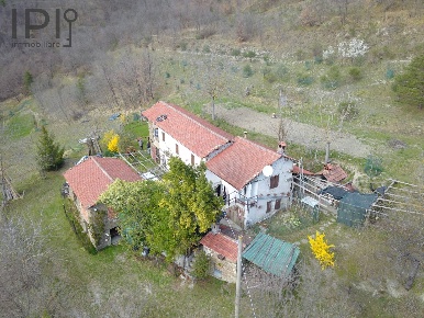 Foto Rustico in località cucca, Dego di 150 m² con 6 locali in vendita
