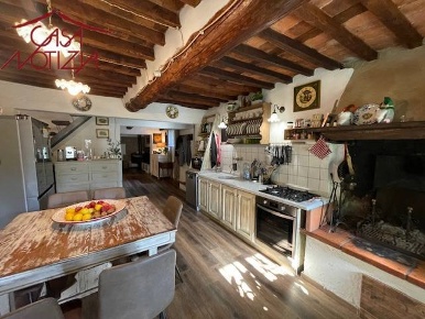 Foto Rustico a Camaiore di 150 m² con 7 locali in vendita