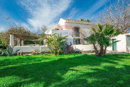 Foto Rustico a Giarre di 301 m² con 10 locali in vendita