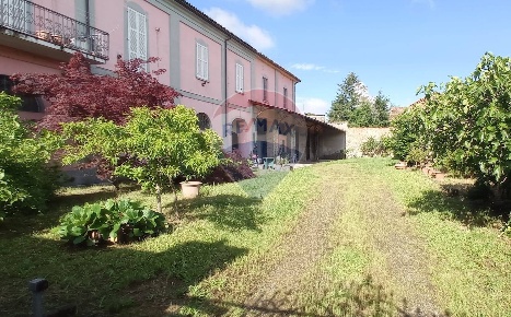 Foto Rustico in VIA VITTORIO EMANUELE, Codevilla Centro di 450 m²
