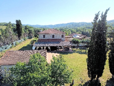 Foto Rustico a Monteverdi Marittimo Centro di 500 m² con 14 locali