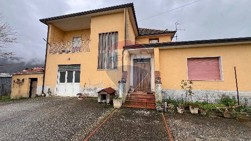 Foto Rustico a Lioni di 300 m² con 12 locali in vendita