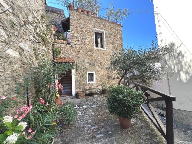 Foto Rustico in Via Maggiore, Castelvecchio di Rocca Barbena Vecersio