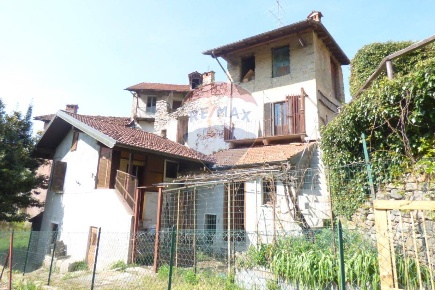 Foto Rustico in via Verdi, Dumenza Centro di 100 m² con 4 locali in vendita