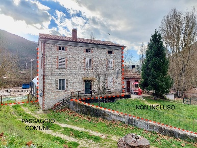 Foto Rustico in VIA MOLINO, Genga di 310 m² con 9 locali in vendita