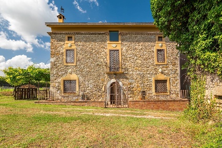 Foto Rustico in Via Frassi, Arce di 270 m² con 9 locali in vendita