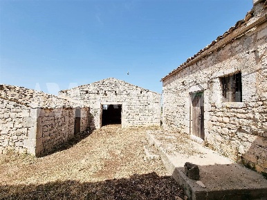 Foto Rustico in Contrada Quartarella, Modica di 300 m² con 20 locali