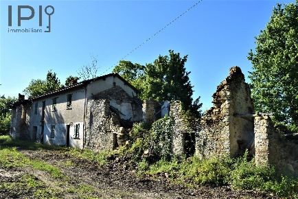 Foto Rustico a Dego di 400 m² con 10 locali in vendita