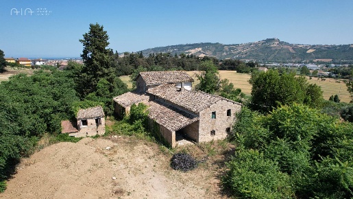 Foto Rustico in C.da Macigne, Monteprandone di 415 m² con 12 locali