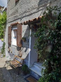 Foto Rustico in Via Casale, Rezzo Centro di 60 m² con 2 locali in vendita