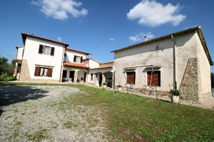 Foto Rustico a Roccastrada di 384 m² con 10 locali in vendita