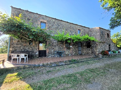 Foto Rustico a Monterotondo Marittimo di 470 m² con 10 locali in vendita