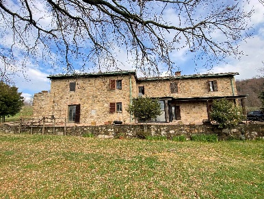 Foto Rustico a Castelnuovo di Val di Cecina Centro di 300 m² con 11 locali