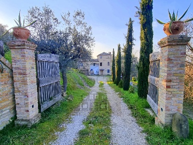 Foto Rustico a Controguerra di 315 m² con 10 locali in vendita