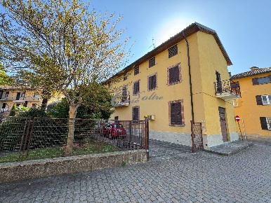 Foto Rustico in Via Paolo Airoldi, Carimate Centro di 360 m² con 10 locali