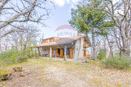 Foto Rustico in Via della Croce, Rieti di 290 m² con 10 locali in vendita