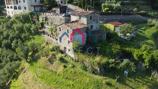 Foto Rustico a Coreglia Antelminelli Tereglio di 230 m² con 6 locali
