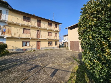 Foto Rustico in Via Gramsci, Oleggio Centro di 405 m² con 8 locali