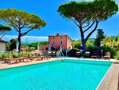 Foto Rustico a Castagneto Carducci Centro di 900 m² con 26 locali