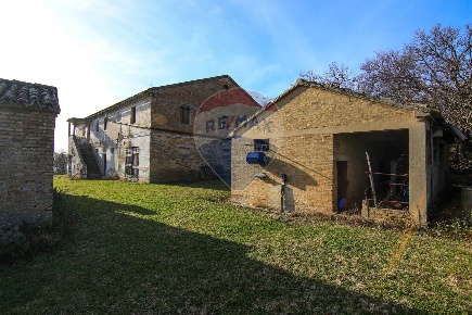 Foto Rustico a Polverigi di 400 m² con 7 locali in vendita