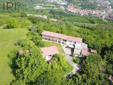 Foto Rustico in località castella, Cortemilia di 250 m² con 6 locali