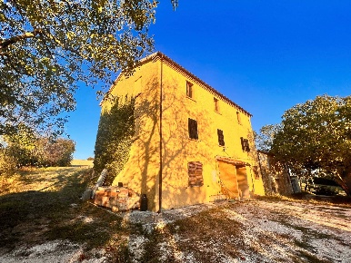 Foto Rustico in LOCALITA 'CASELLA CASTAGNA, Sassoferrato di 886 m²