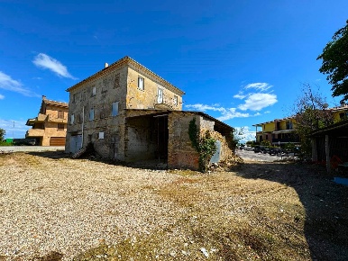 Foto Rustico a Montegranaro di 400 m² con 6 locali in vendita