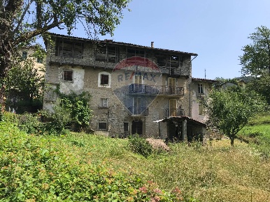 Foto Rustico in via Camonier, Zogno di 500 m² con 15 locali in vendita