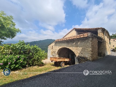 Foto Rustico in Via Costa, Onzo di 320 m² con 8 locali in vendita