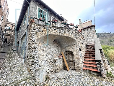Foto Rustico in via cuneo, Balestrino di 150 m² con 5 locali in vendita
