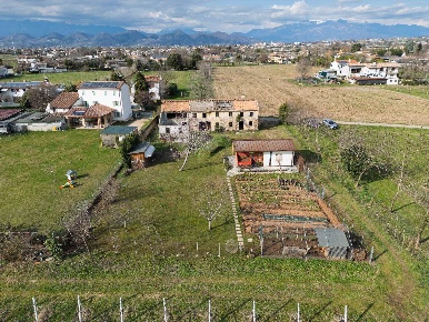 Foto Rustico in via corone, Montebelluna Centro di 480 m² con 5 locali