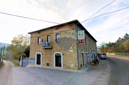 Foto Rustico in Via Picente, Barete Centro di 900 m² con 12 locali