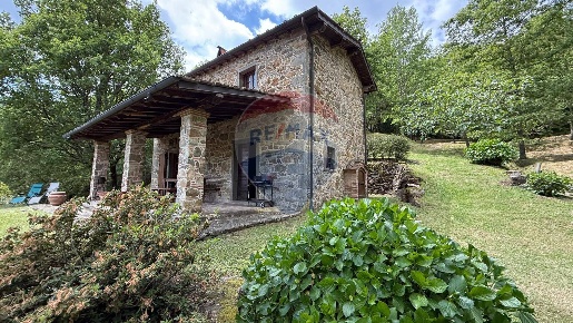 Foto Rustico a Bagni di Lucca Centro di 97 m² con 5 locali in vendita