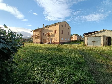 Foto Rustico in Contrada Sterpare, Treia di 419 m² con 7 locali in vendita