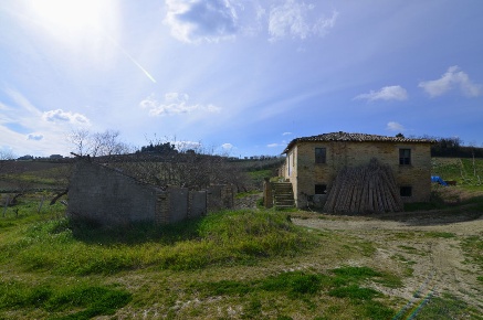 Foto Rustico a Appignano del Tronto di 460 m² con 7 locali in vendita