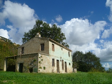 Foto Rustico a Monterubbiano Centro di 145 m² con 5 locali in vendita